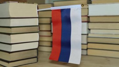 Rusya ile bayrak ve kitaplar kağıt. Kitapların arka plan üzerinde Rus bayrağı.