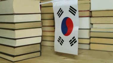 Güney Kore ve kağıt kitap bayrağı. Kitapların arka planda Kore bayrağı.