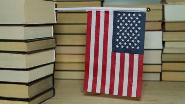Amerikan bayrağı ve bir sürü kağıt kitap. — Stok video