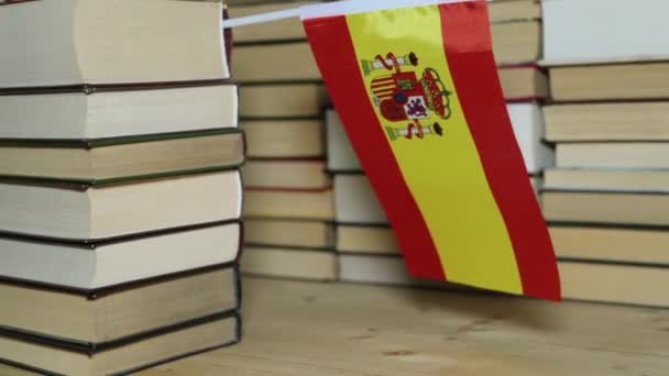Vlag van Spanje en papieren boeken. Spaanse vlag op de achtergrond van boeken. — Stockvideo