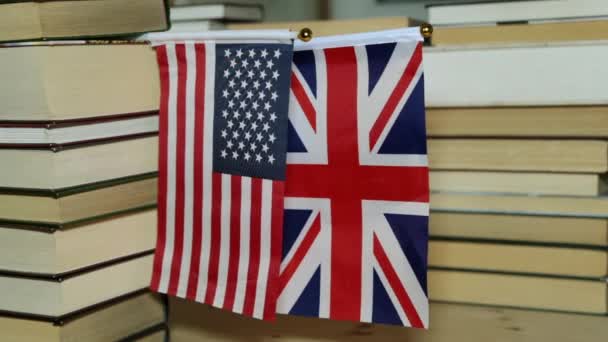 Den amerikanska flaggan och flaggan för Storbritannien och papper böcker. — Stockvideo