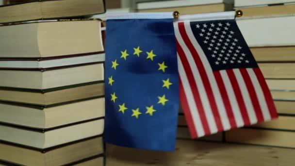 Bandiere e libri di carta degli Stati Uniti e dell'UE. Istruzione americana ed europea . — Video Stock