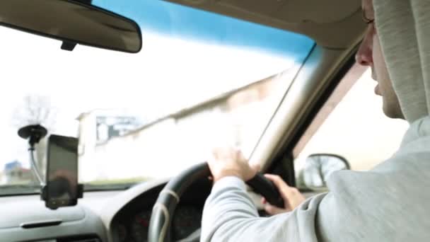 Un joven conduce un coche. . — Vídeos de Stock