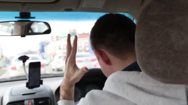 Řidič mužského pohlaví se zlobí v dopravní zácpě na cestě. — Stock video