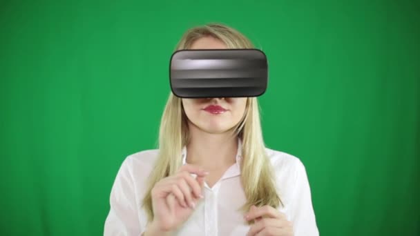 Женщина в очках виртуальной реальности жестикулирует руками . — стоковое видео