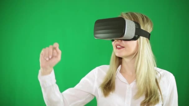 Kvinna i glas av virtuell verklighet, Vr. — Stockvideo