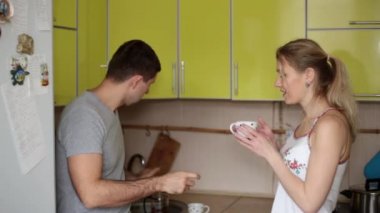 Bir erkek ve bir kadın Mutfakta çay içiyorlar