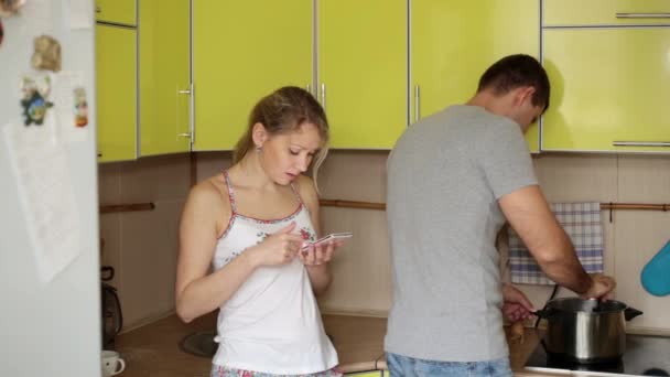 男は女性がスマート フォンを使用していることを怒っています。近代家族. — ストック動画