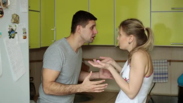 Muž a žena se hádají. Muž bije ženu. Násilí v rodině. — Stock video