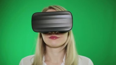 Vr gözlük yeşil bir arka plan üzerinde bir kadın portresi.