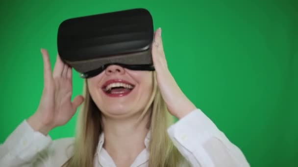 Mulher está imersa em realidade virtual com óculos VR . — Vídeo de Stock