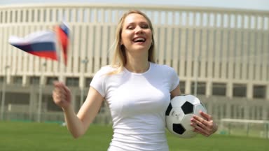 Rusya bayrağı ile futbol fanatiği. Rus bayrağı ve topu kadın ile.