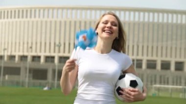 Arjantin bayrağı ile futbol fanatiği. Arjantinli bir bayrak ve bir futbol topu kadın ile.