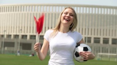 Çin bayrağı ile futbol fanatiği. Çinli bir bayrak ve bir futbol topu kadın ile.