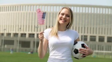 ABD bayrağı ile futbol hayranı. Bir Amerikan bayrağı ve bir futbol topu kadın ile.