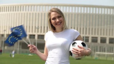 Avrupa Birliği bayrağı ile futbol fanatiği. Avrupa bayrak ve bir futbol topu kadın ile.