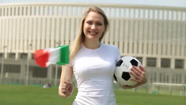 Tifoso di calcio con bandiera italiana. Donna con un pallone da calcio e la bandiera d'Italia . — Video Stock