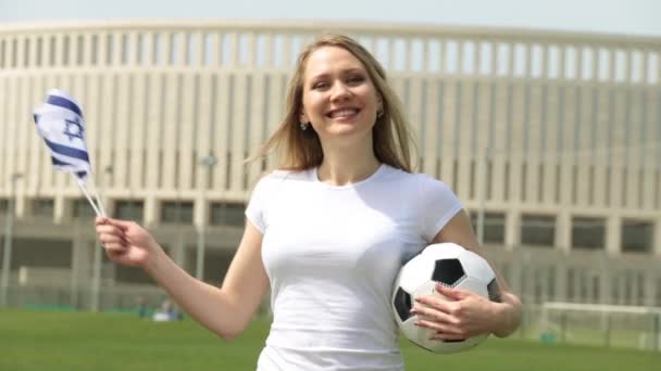 Футбольний вболівальник з прапор Ізраїлю. Жінка з ізраїльських прапор і футбольний м'яч. — стокове відео