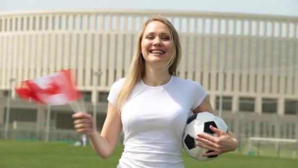 Fan de football avec le drapeau du Canada. Femme avec un drapeau canadien et un ballon de soccer . — Video