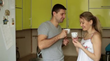 Genç evli çift içme çay ya da kahve mutfakta.