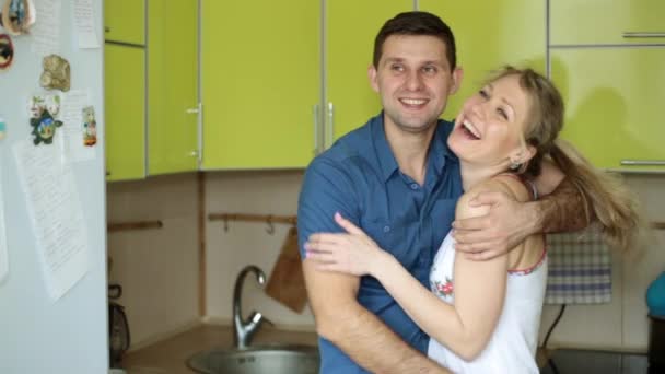 Ευτυχισμένη οικογένεια ζευγάρι στο σπίτι στην κουζίνα. — Αρχείο Βίντεο