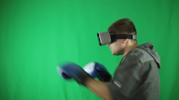 Человек в очках виртуальной реальности и боксёрских перчатках . — стоковое видео