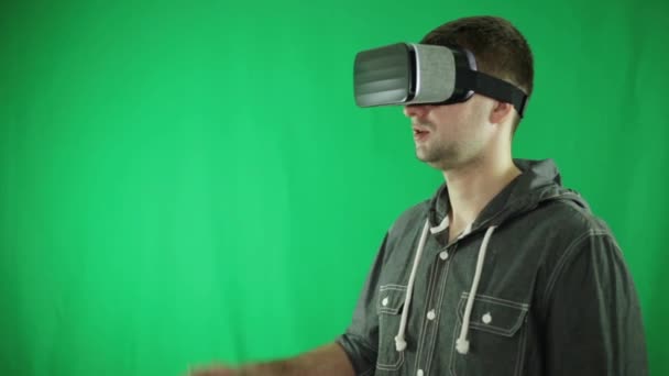 Glazen van virtual reality en man op een groene achtergrond. — Stockvideo