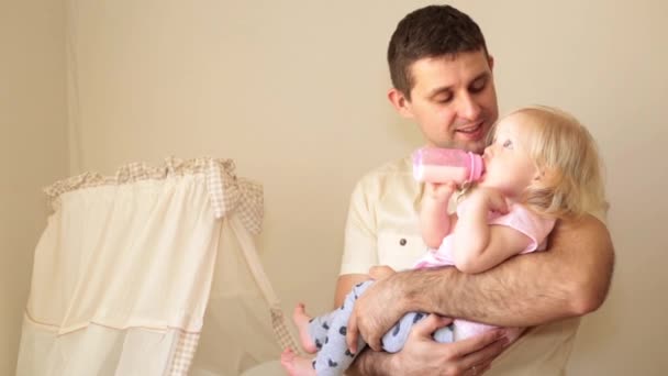 Egy ember tartja a gyermek az ő karjai. Apa-gyermek otthon. — Stock videók