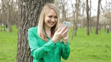 Genç bir kadın bir smartphone kullanarak video arama üzerinde konuşuyor.