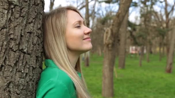 Egy fiatal nő megérinti egy fa. Egység a természettel, harmóniában. — Stock videók