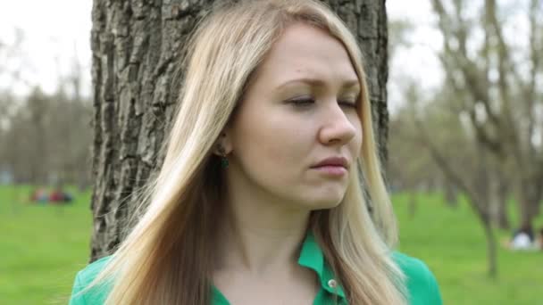 木材の背景に若い女性は。自然、自然の美しさ、信頼性. — ストック動画