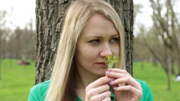 Natura, bellezze naturali, autenticità. Giovane donna su sfondo di legno . — Video Stock