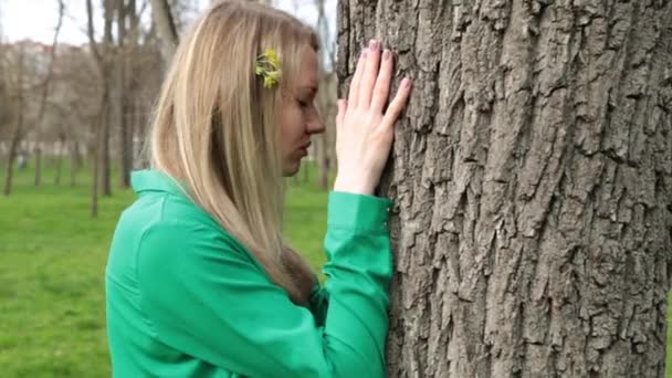 A young woman touches a tree. Nature and harmony. — Stock Video