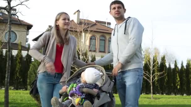 Joyeux famille à l'extérieur avec une maison en arrière-plan — Video