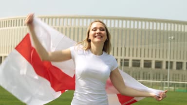Kadın futbol hayranı İngiliz bayrağı ile. Kadın ile İngiltere bayrağı.