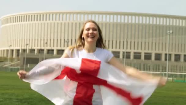 Kvinna med flaggan i England. Kvinna fotboll fläkt med engelska flaggan. — Stockvideo