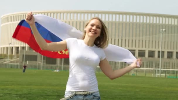 Uma mulher é uma fã de futebol com uma bandeira russa. Mulher com a bandeira da Rússia . — Vídeo de Stock