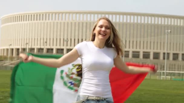 Una donna con una ventola con una bandiera messicana. Donna con la bandiera di Mexico . — Video Stock