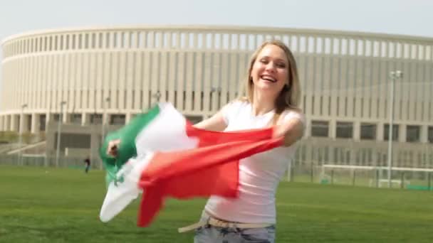 Meksika bayrağı olan kadın. Kadın hayranı bir Meksika bayrağı ile spor. — Stok video