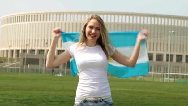 Frau mit einem Fächer mit der argentinischen Flagge. Frau mit der Flagge Argentiniens. — Stockvideo