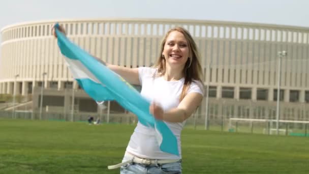 Mulher com a bandeira da Argentina. Mulher ostentando um fã com a bandeira argentina . — Vídeo de Stock