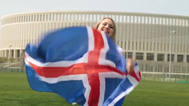 Mujer con la bandera de Islandia. Mujer luciendo un abanico con bandera islandesa . — Vídeos de Stock