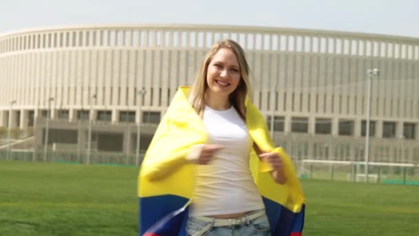 有哥伦布国旗的女足球迷。妇女与哥伦比亚的旗子. — 图库视频影像