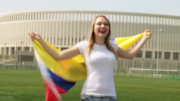 Kvinna med flaggan i Colombia. Kvinnlig fotboll fläkt med colombianska flagga. — Stockvideo