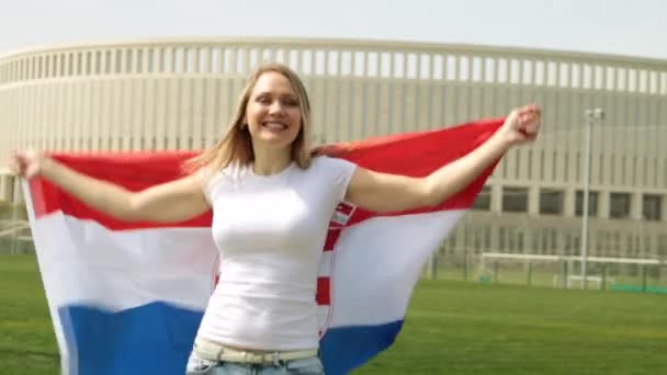 Футбольная фанатка с хорватским флагом. Девушка с флагом Хорватии . — стоковое видео