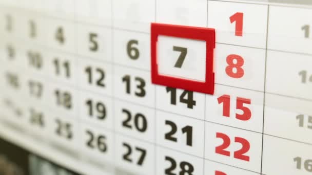 Zakenvrouw verschuift kalender. Vrouwelijke hand en bureau kalender. — Stockvideo