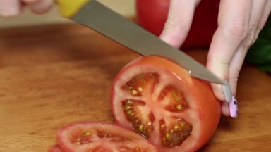 Mutfakta, kesme domates bir kadındır yakın çekim.