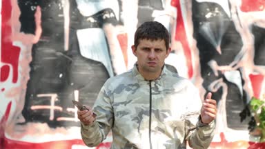 Serseri ve eşkıya sokakta. Bir erkek suçlu bir bıçak sallıyor.