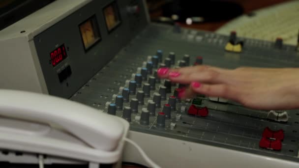 Mixer console op de radiozender. — Stockvideo