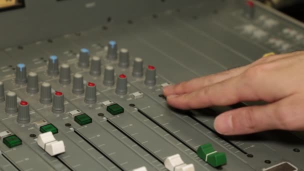 Console mixer professionale per stazioni radio e cuffie . — Video Stock